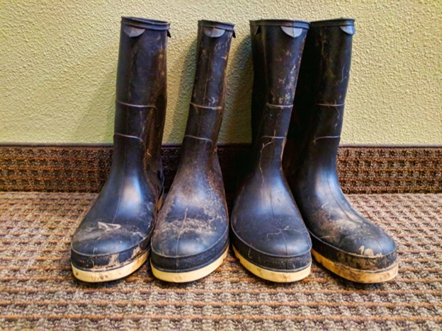 Two pairs of snow boots lined up next to each other